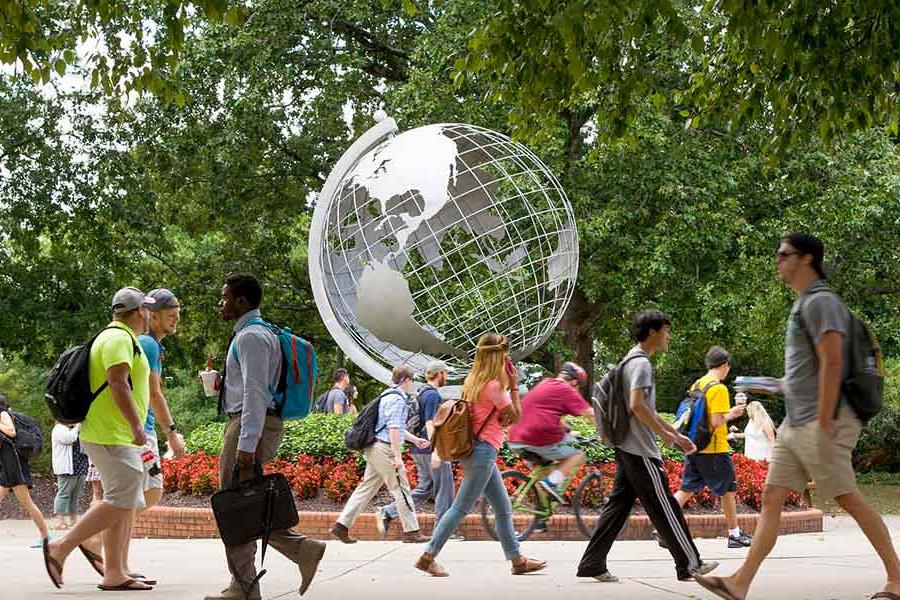 正规博彩十大网站排名 students walking past the marietta globe.